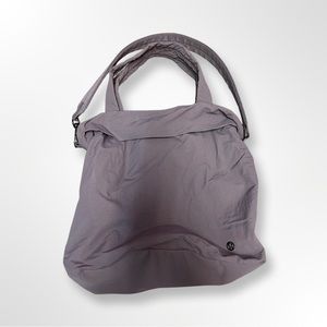 Lululemon 2L tote bag in lavender color